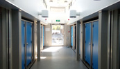 Desky fermacell Powerpanel H2O v sanitárních modulech KOMA MODULAR v norském azylovém centru