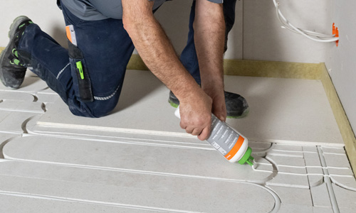 Nové lepidlo fermacell™ Therm zaisťuje rýchlejšiu, jednoduchšiu a bezchybnejšiu pokládku a šetrí peniaze