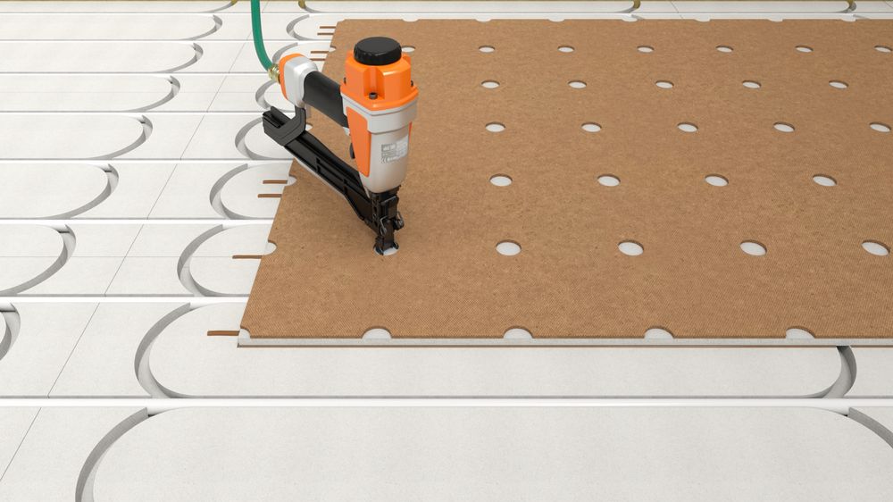 Montáž záklopovej sadrovláknitej dosky fermacell® s pomocou šablóny fermacell® Therm25-167. Mechanické upevnenie pomocou skrutiek alebo sponiek