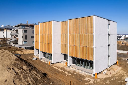 Dva bytové domy ve Žďáru nad Sázavou prezentují hlavní výhody prefabrikovaných staveb z CLT panelů se sádrovláknitými deskami fermacell